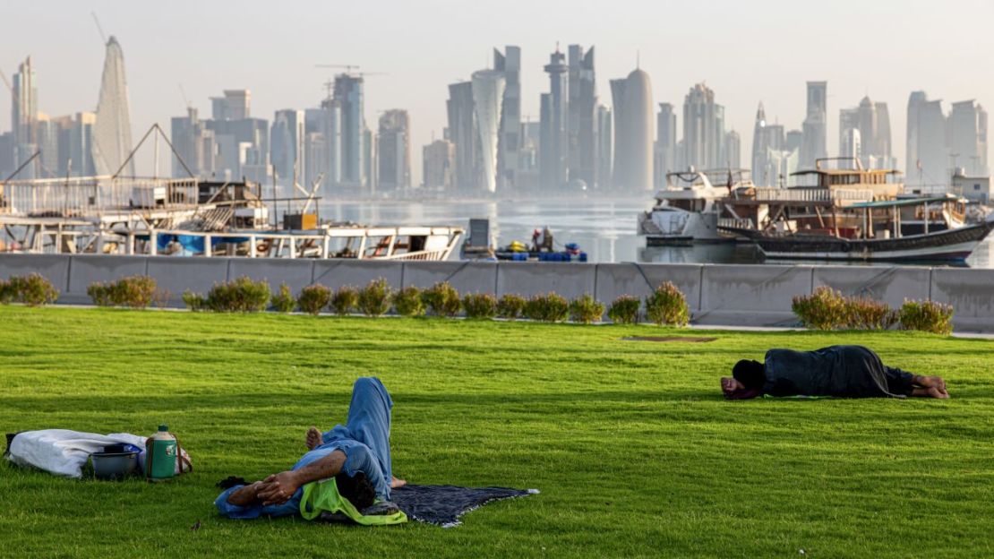 Trabajadores descansan en un espacio verde a lo largo de la corniche de Doha, Qatar, el 23 de junio. Crédito: Christopher Pike/Bloomberg/Getty Images/FILE