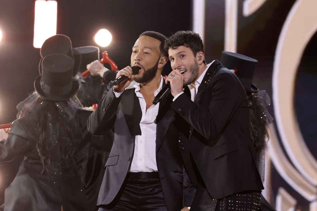 John Legend y Sebastián Yatra interpretan "Tacones rojos".