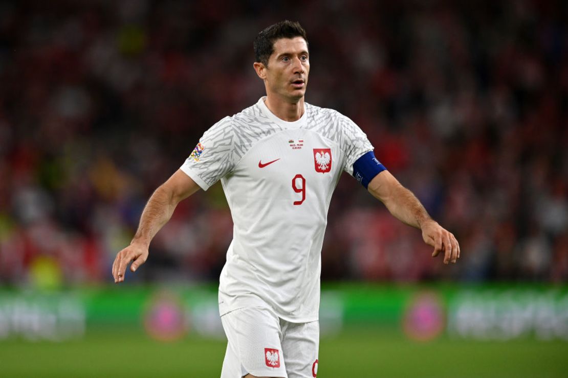 Robert Lewandowski, de Polonia, observa durante el partido del Grupo 4 de la UEFA Nations League A entre Gales y Polonia en el Cardiff City Stadium el 25 de septiembre de 2022 en Cardiff, Gales.