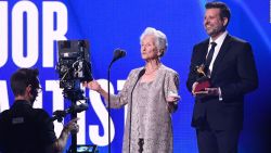 CNNE 1299792 - angela alvarez gana latin grammy a sus 95 anos