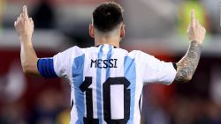 CNNE 1299846 - ¿quien es mejor que messi? adidas responde