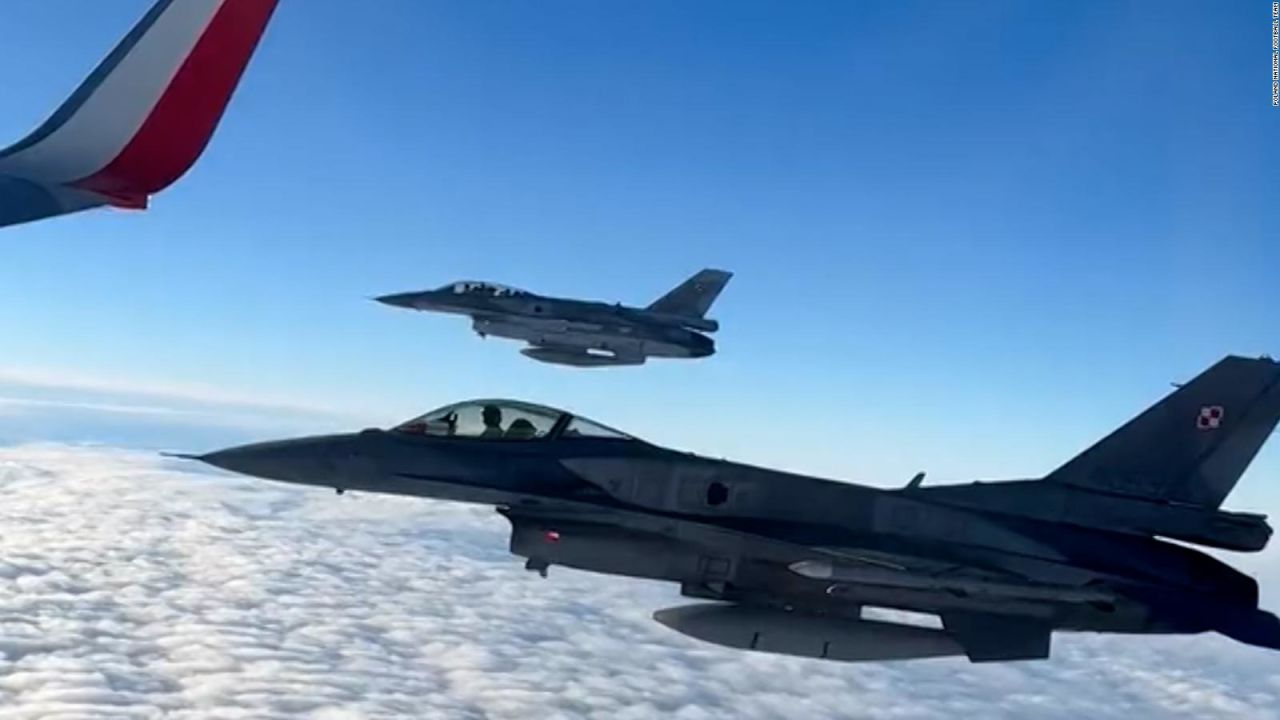 CNNE 1300123 - jets f-16 escoltan al equipo de futbol polaco que va a qatar 2022