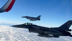 CNNE 1300123 - jets f-16 escoltan al equipo de futbol polaco que va a qatar 2022