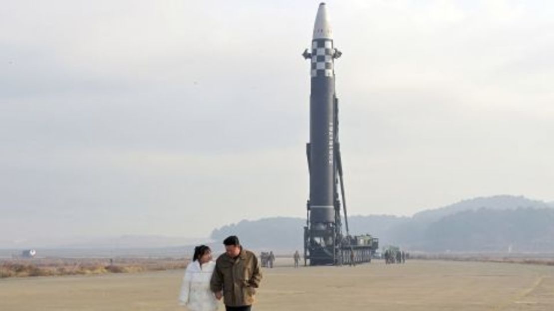 El líder norcoreano Kim Jong Un y su hija se alejan de un misil balístico intercontinental (ICBM) en esta foto sin fecha publicada el 19 de noviembre de 2022 por KCNA.