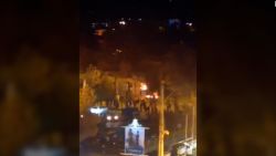 CNNE 1300198 - manifestantes en iran incendian casa natal del ayatola jomeini