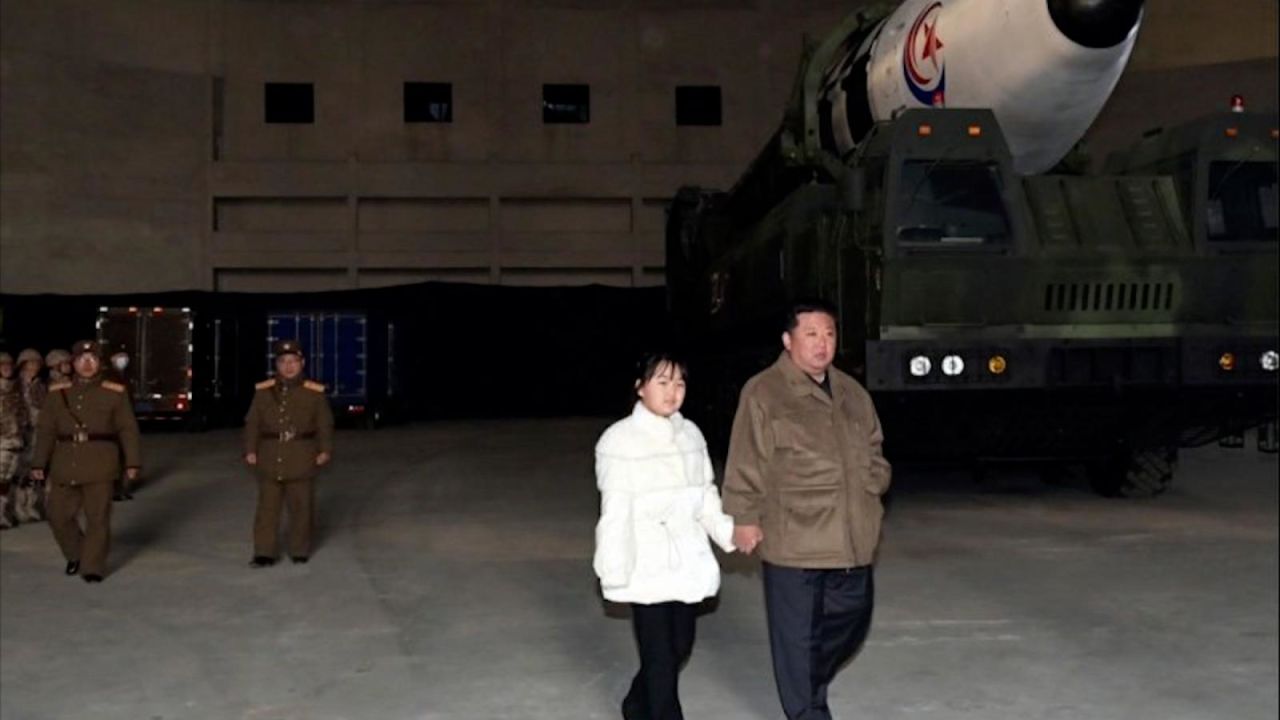 CNNE 1300200 - kim jong un presenta a su hija por primera vez ante el publico