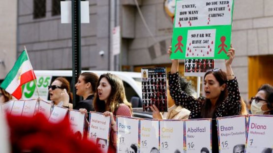 La gente grita consignas durante una protesta por los niños de Irán en la sede de Unicef en la ciudad de Nueva York el 10 de noviembre de 2022.