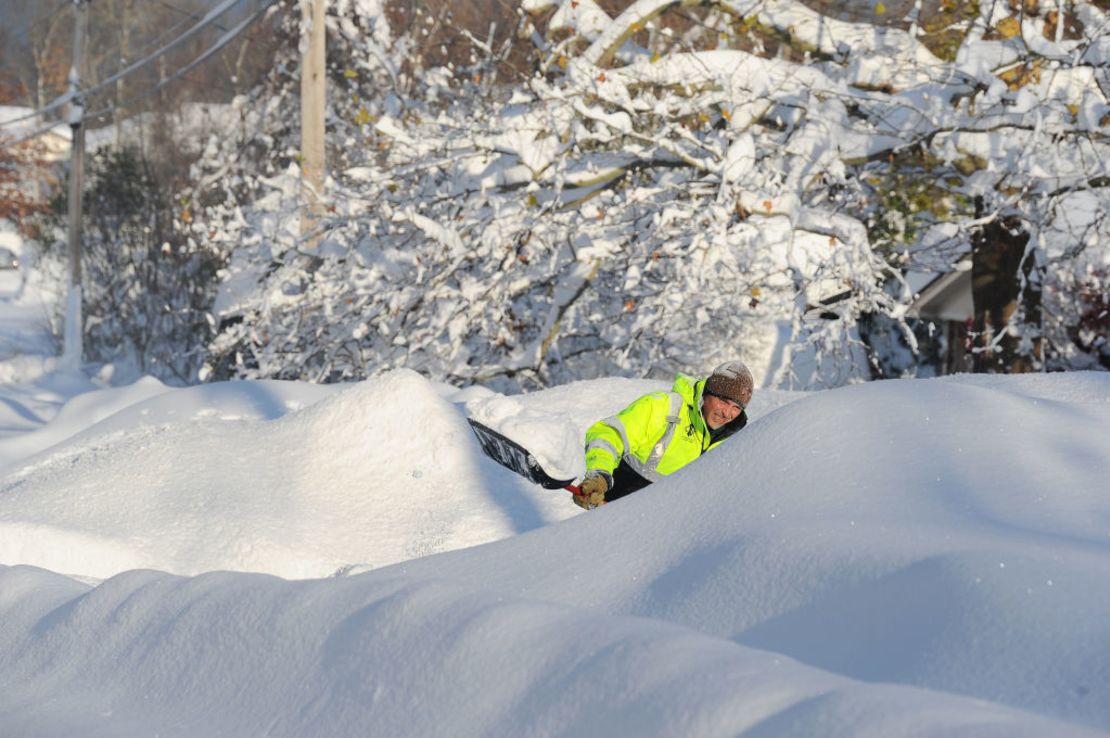 Brett Witkowski palea nieve tras la tormenta del 19 de noviembre en Hamburg, Nueva York.