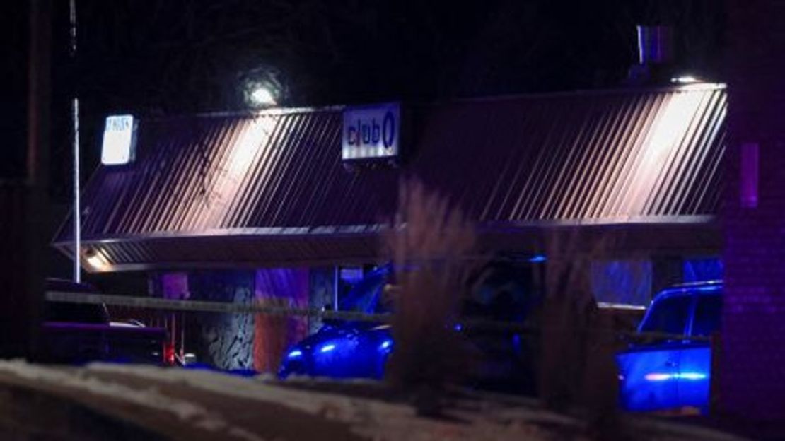 Una vista general del Club Q donde la policía responde a un tiroteo masivo el 20 de noviembre de 2022.