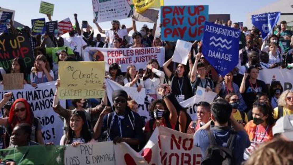 Los activistas climáticos realizaron una serie de protestas durante la conferencia, exigiendo el fin de los combustibles fósiles y el financiamiento climático.