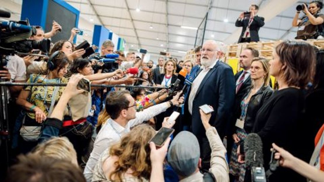 Frans Timmermans de la UE habla con los periodistas durante la cumbre.