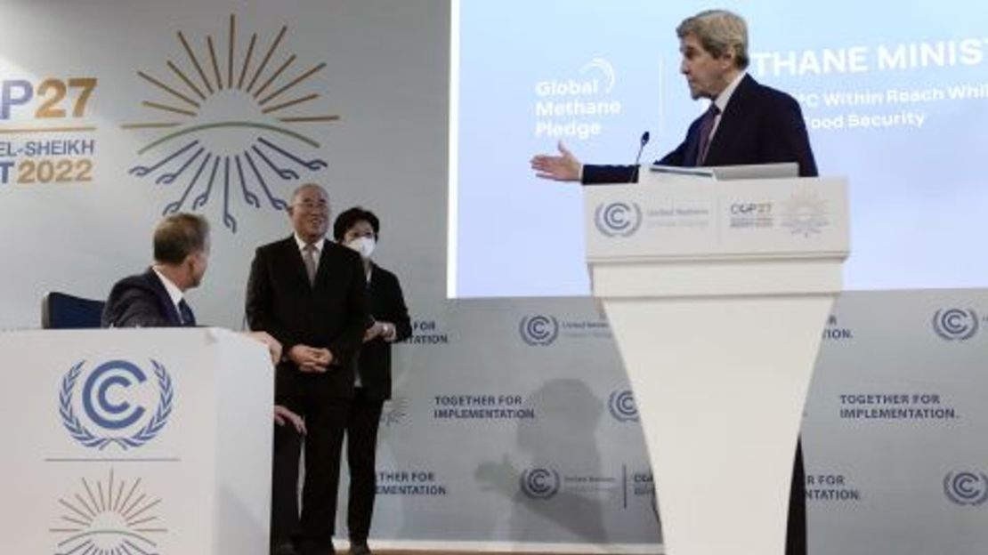 El enviado climático de EE.UU., John Kerry, hace un gesto hacia su homólogo chino, Xie Zhenhua, en la cumbre COP27.