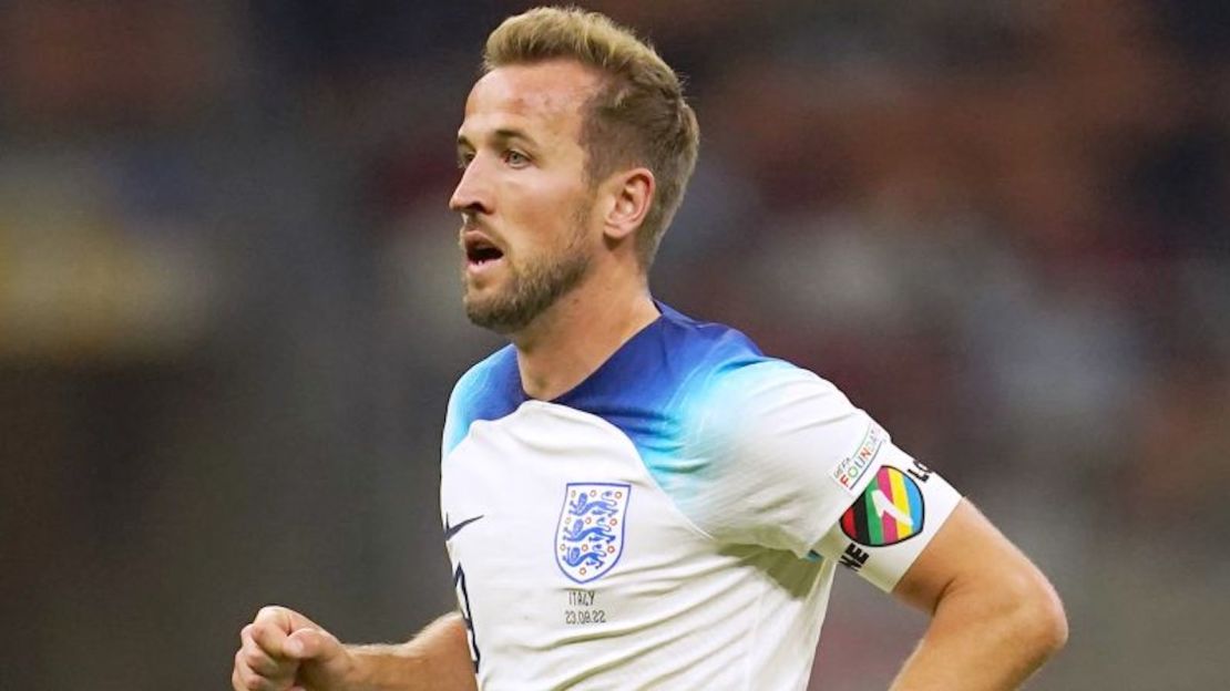 Harry Kane de Inglaterra usó el brazalete de "One Love" contra Italia a principios de este 2022.