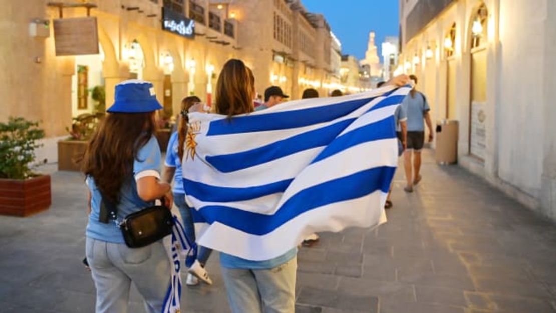 Aficionados de Uruguay recorren las calles con banderas y bufandas de cara a la Copa Mundial de la FIFA Qatar 2022 en Souq Waqif, el 17 de noviembre de 2022 en Doha, Qatar.