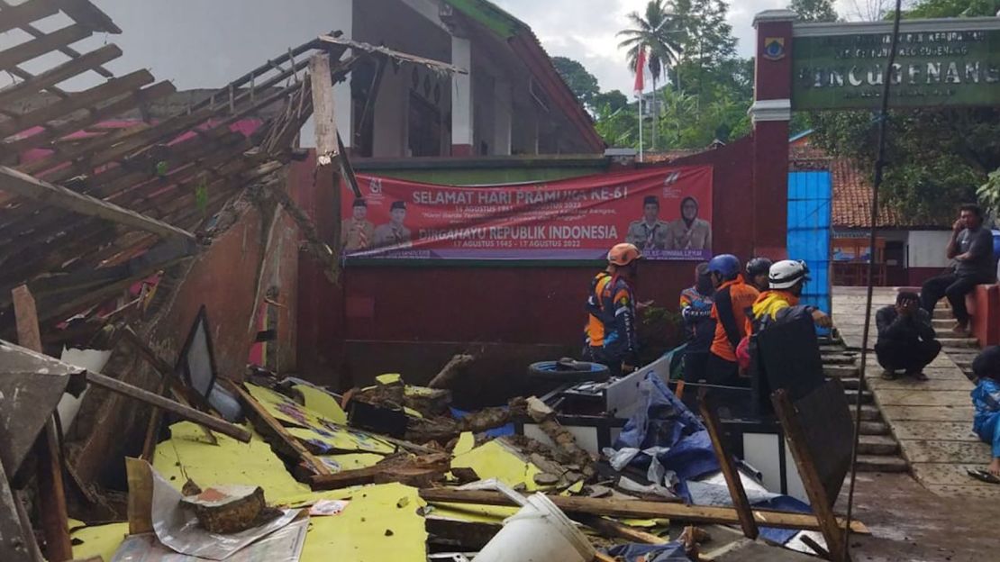 Trabajadores inspeccionan una escuela dañada por el terremoto en Cianjur, Java Occidental.