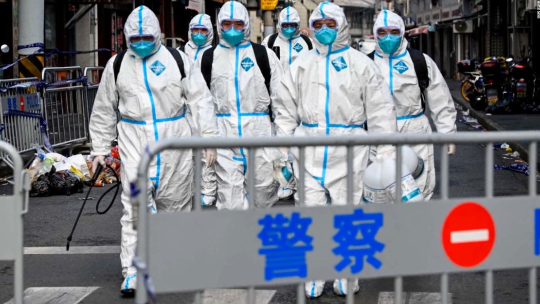 Trabajadores sanitarios en China.