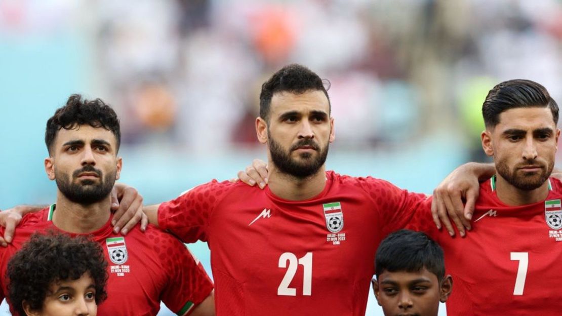 De izquierda a derecha: Sadegh Moharrami, Ahmad Noorollahi y Alireza Jahanbakhsh durante el himno en el partido de Irán contra Inglaterra en la fase de grupos del Mundial de Qatar.