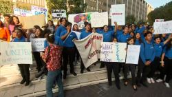 CNNE 1300947 - senadores democratas reinician conversaciones para tratar de ayudar a beneficiarios del daca