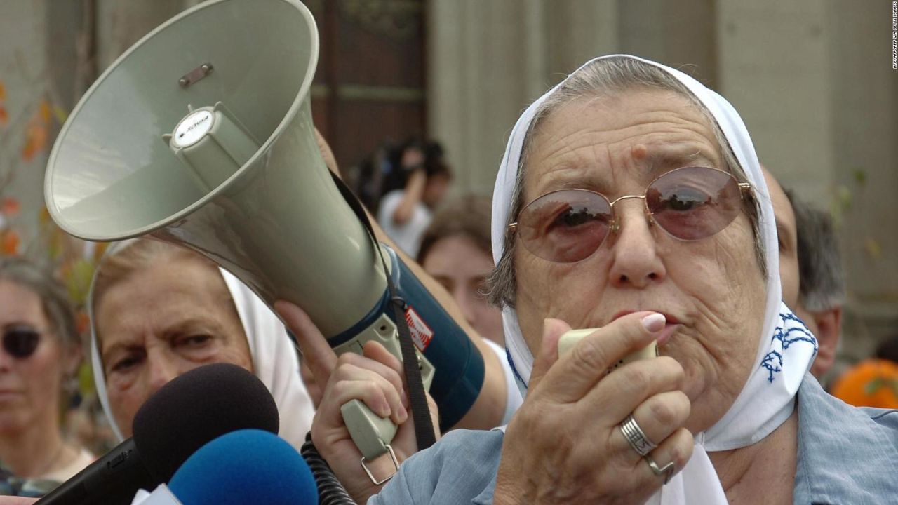 CNNE 1300960 - madres de plaza de mayo considero "un insulto" el tuit de alberto fernandez por la muerte de hebe de bonafini