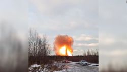 CNNE 1301208 - impactante incendio de un gasoducto en leningrado, rusia