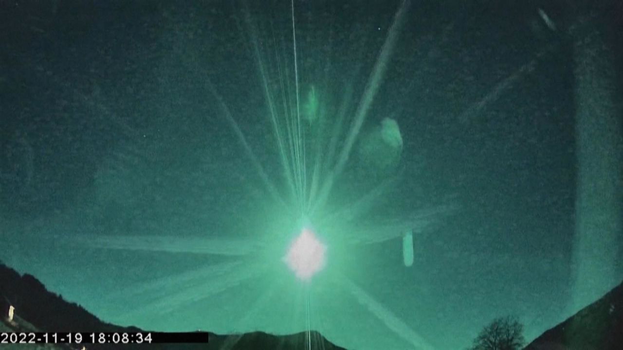 CNNE 1301244 - mira como este meteorito ilumina los cielos de noruega