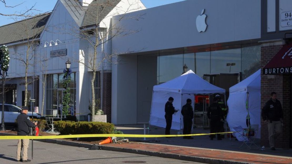 Al menos 16 personas resultaron heridas y una persona murió después de que un automóvil atravesó una tienda Apple en Hingham, Massachusetts.