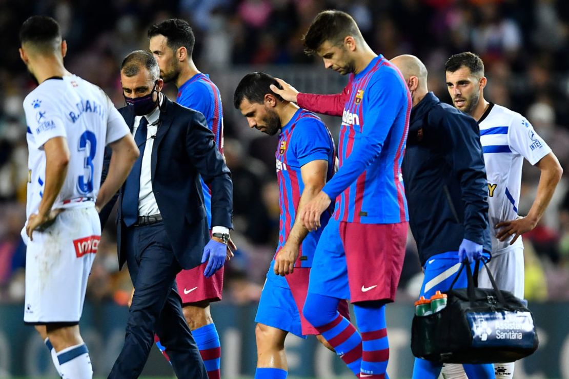 Agüero saliendo del campo aquel 30 de octubre. Crédito: PAU BARRENA/AFP via Getty Images