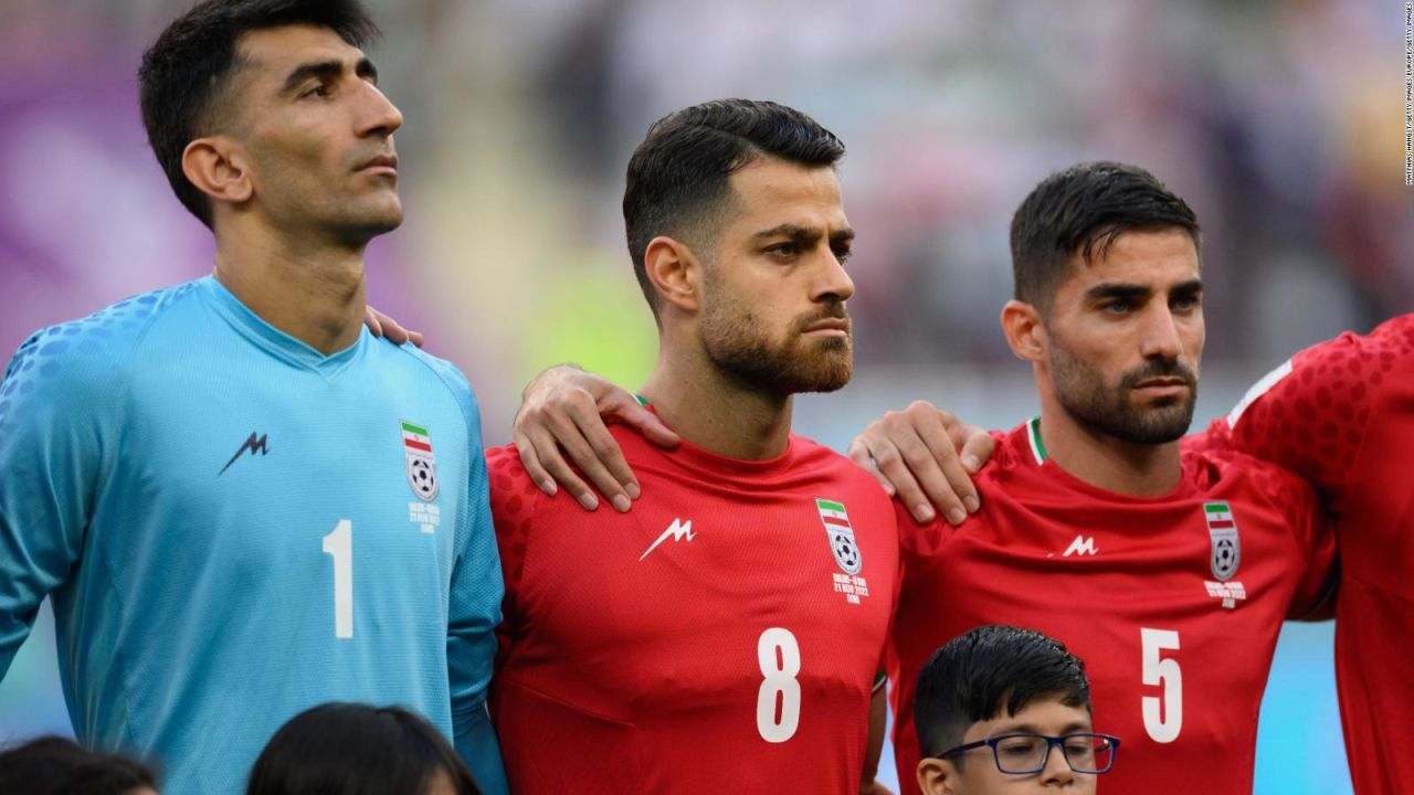 CNNE 1301841 - jugadores iranies no cantaron el himno de su pais en qatar