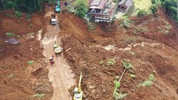 CNNE 1301946 - terremoto en indonesia- asi se ve el impactante deslizamiento de tierra