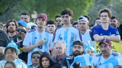 CNNE 1301948 - la reaccion de los argentinos ante la derrota con arabia saudita