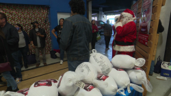 CNNE 1302089 - varias ong y personalidades ayudan a familias por dia de accion de gracias