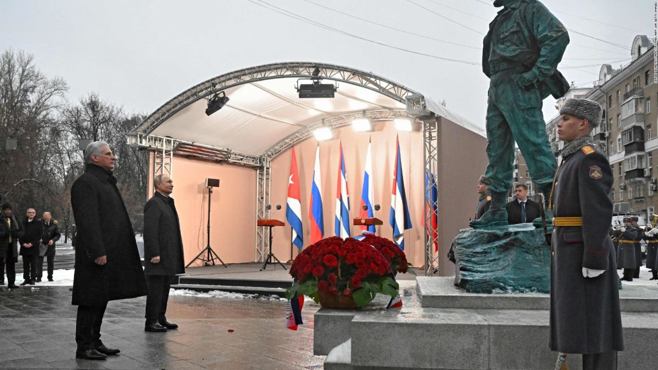 CNNE 1302100 - rusia esculpe en moscu estatua del lider de la revolucion cubana