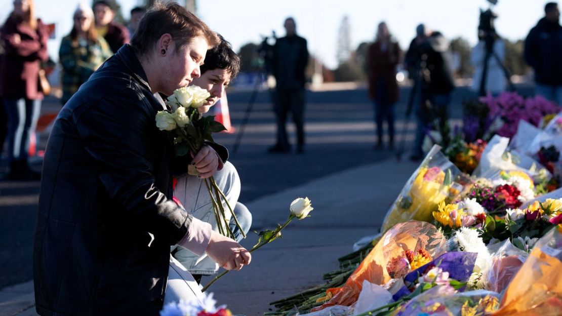 Los dolientes presentan sus respetos a las víctimas del tiroteo masivo en el Club Q, un club nocturno LGBTQ, en Colorado Springs, Colorado, el 20 de noviembre de 2022. Crédito: Jason Connolly/AFP/Getty Images