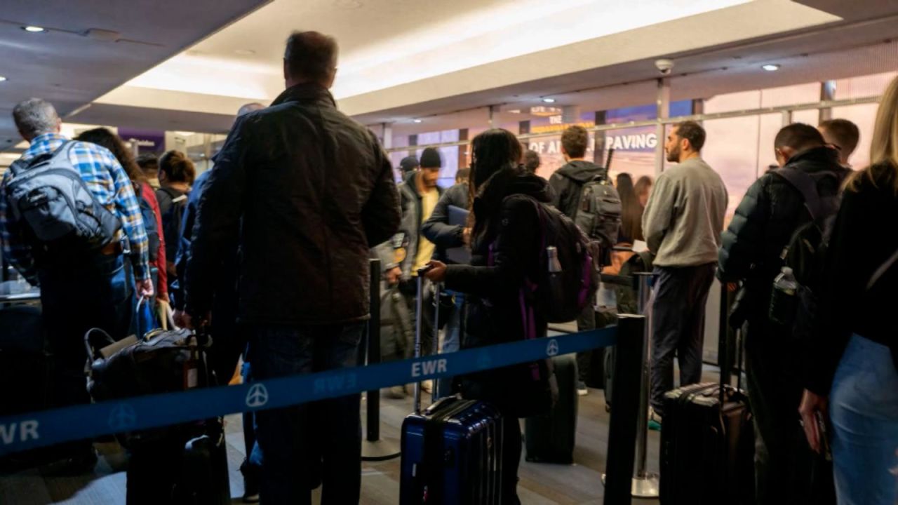 CNNE 1302407 - aeropuertos llenos para el dia de accion de gracias