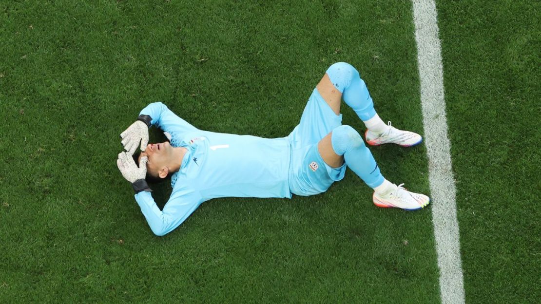 Beiranvand yace lesionado durante el partido de Irán contra Inglaterra. Crédito: Catherine Ivill/Getty Images