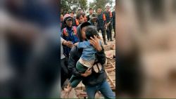 CNNE 1302611 - asi fue el rescate de un nino que sobrevivio el terremoto en indonesia