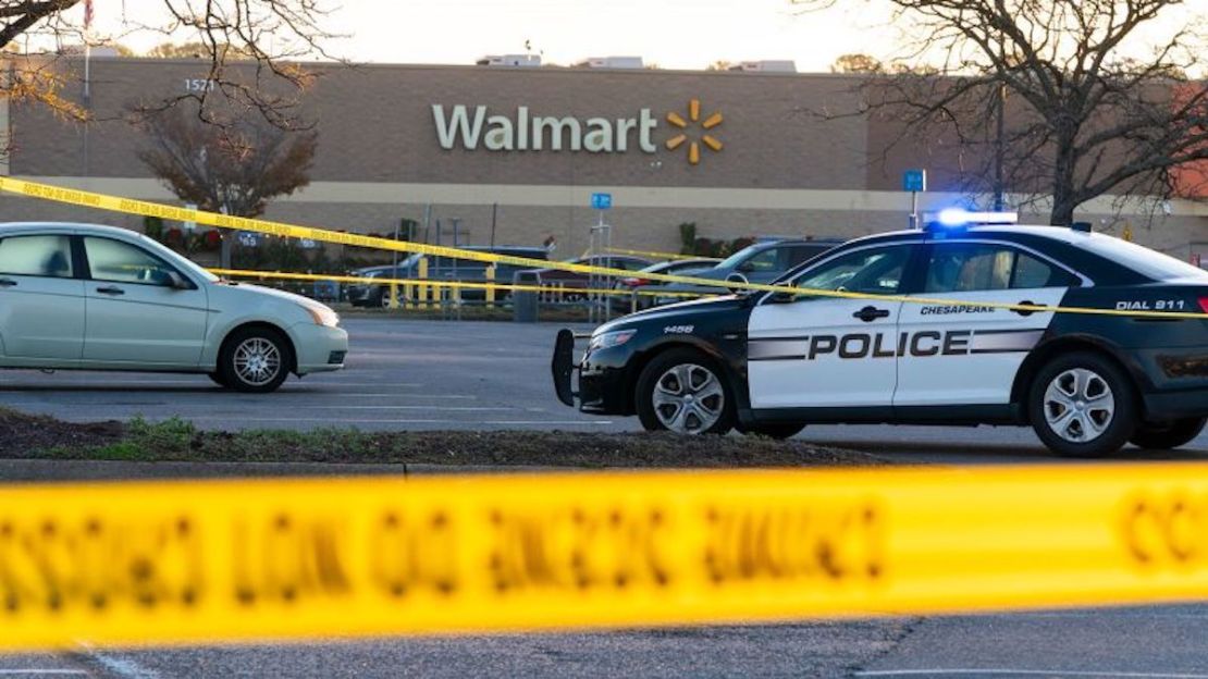 El miércoles, la policía continuó procesando la escena de un tiroteo masivo el martes por la noche que mató a seis personas en un Walmart en Chesapeake, Virginia.