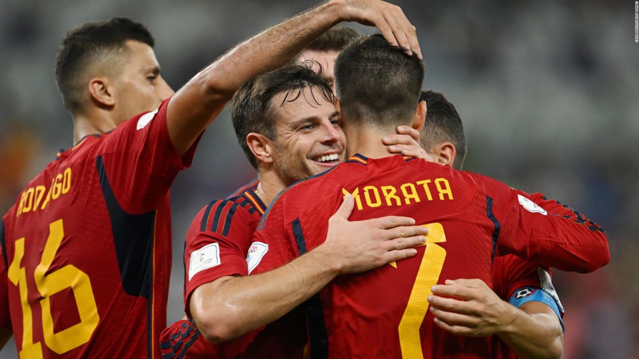 CNNE 1302715 - aficionados de la seleccion de espana reaccionan a victoria ante costa rica