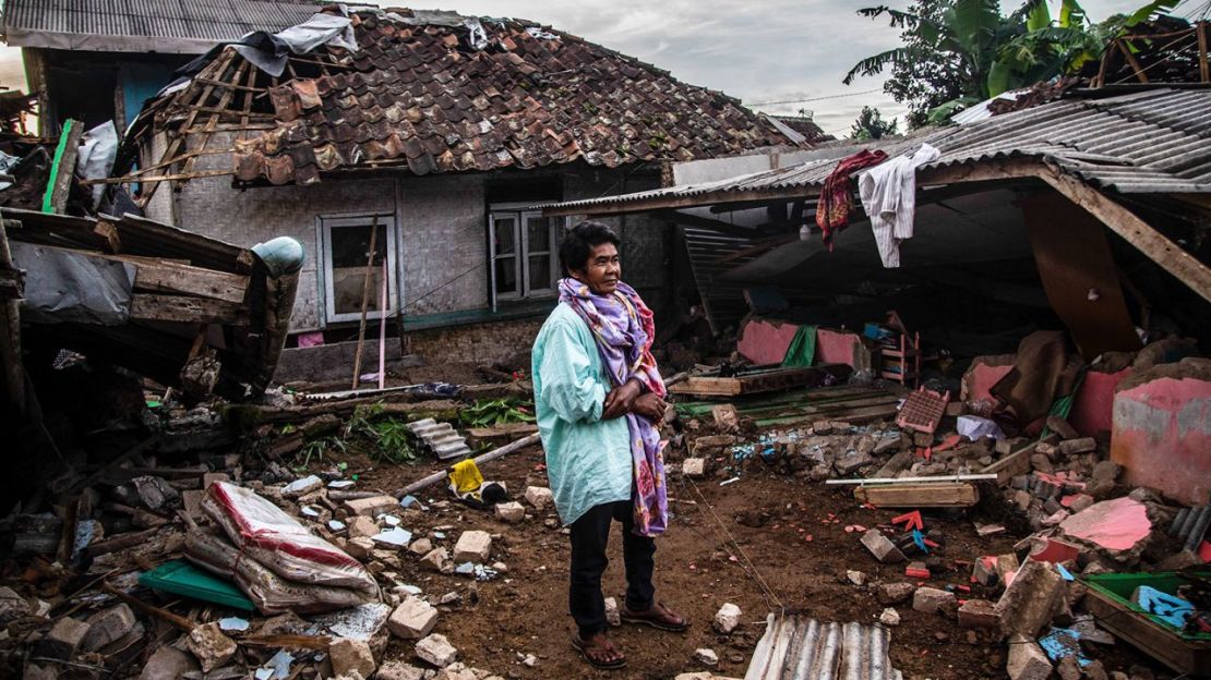 Un aldeano observa las casas dañadas en Cianjur el 22 de noviembre de 2022.