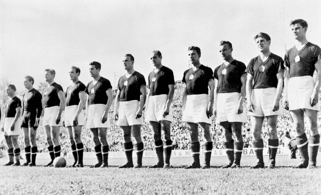 La selección de Hungría antes de su partido de fútbol de la primera ronda de la Copa Mundial contra Alemania Occidental el 20 de junio de 1954 en Basilea. Crédito: STAFF/AFP via Getty Images