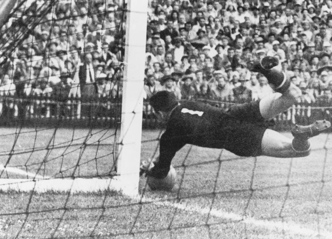 El portero húngaro Gyula Grosics hace una atajada durante los cuartos de final de la Copa del Mundo contra Brasil en el estadio de Wankdorf, Berna, Suiza, el 27 de junio de 1954. Crédito: Keystone/Hulton Archive/Getty Images