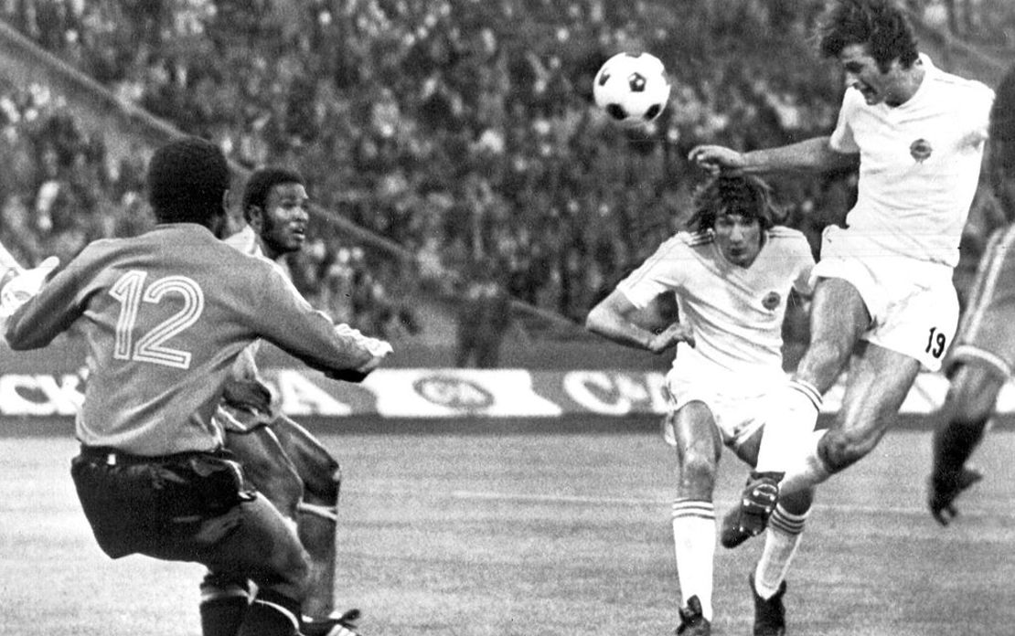 El delantero yugoslavo Dusan Bajevic (derecha) cabecea el balón contra el portero suplente Dimbi Tubilandu de Zaire para marcar un gol el 18 de junio de 1974 en Gelsenkirchen. Bajevic anotó tres goles. Crédito: STAFF/AFP a través de Getty Images