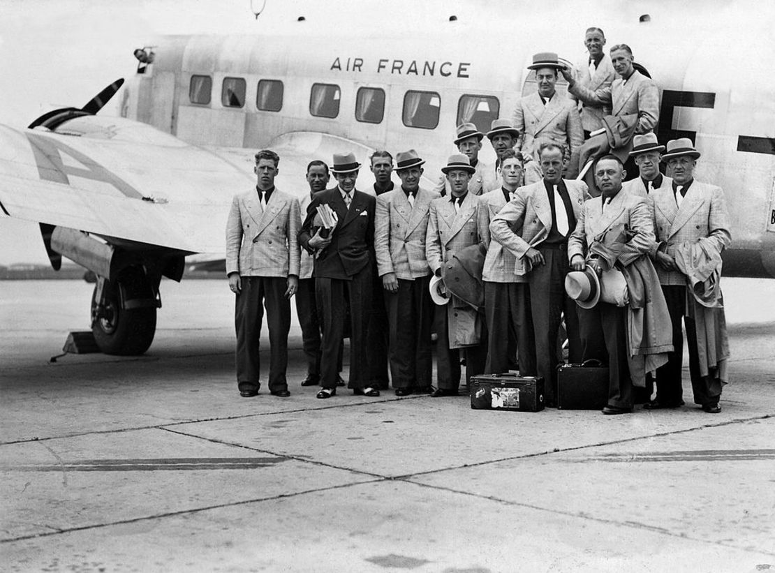 Imagen fechada el 20 de julio de 1938 en el aeropuerto Bourget de París que muestra a jugadores de fútbol suecos no identificados posando frente a un avión de Air France antes de su partida a Suecia. Crédito: STAFF/AFP a través de Getty Images