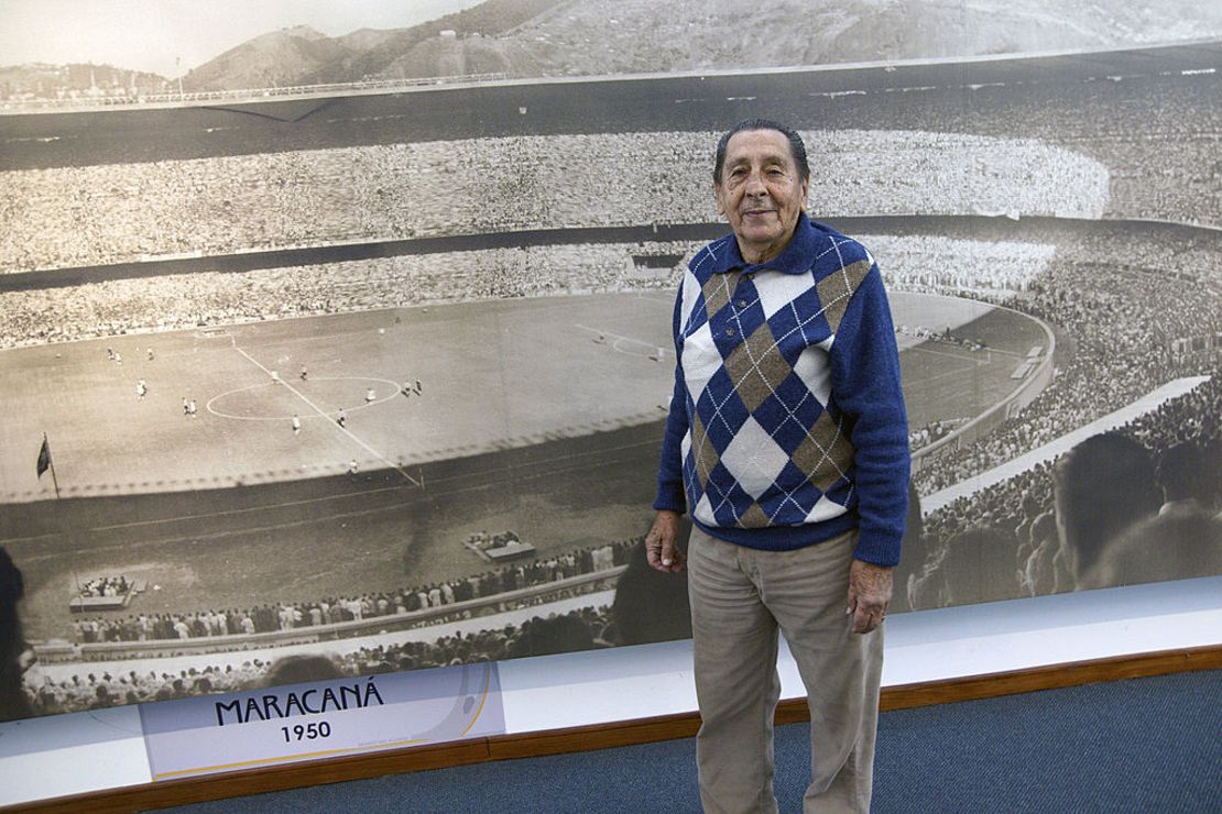 El exfutbolista uruguayo Alcides Ghiggia, integrante de la selección nacional que ganó la Copa del Mundo de 1950 en el estadio Maracaná de Río de Janeiro, Brasil, posa el 14 de mayo de 2010 en el Museo del Fútbol de Montevideo. Crédito: PANTA ASTIAZARAN/AFP vía Getty Images