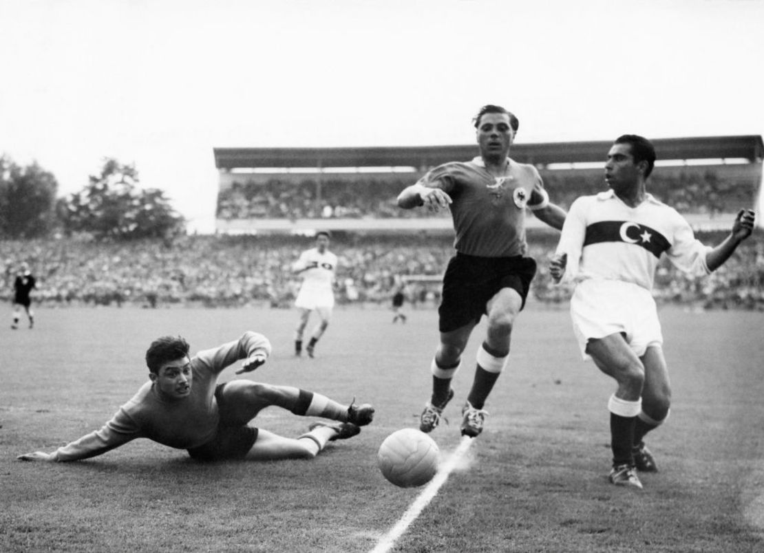 Los futbolistas luchan por el balón durante el partido Alemania Occidental vs. Turquía el 23 de junio de 1954, en Zúrich. Crédito: AFP vía Getty Images.