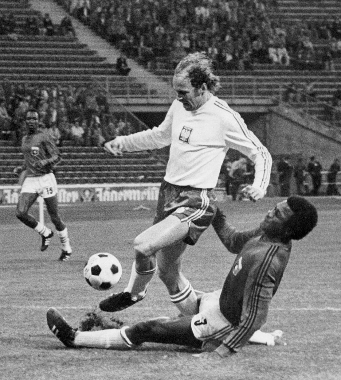 El defensor haitiano Arsene Auguste encara al delantero polaco Grzegorz Lato durante el partido de fútbol de la primera ronda de la Copa Mundial entre Polonia y Haití el 19 de junio de 1974 en Munich. STAFF/AFP a través de Getty Images.