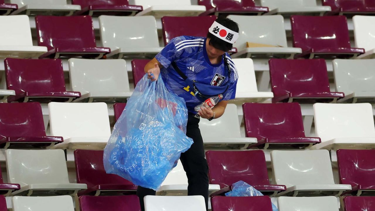 CNNE 1302814 - aficionados japoneses limpian estadio en qatar 2022