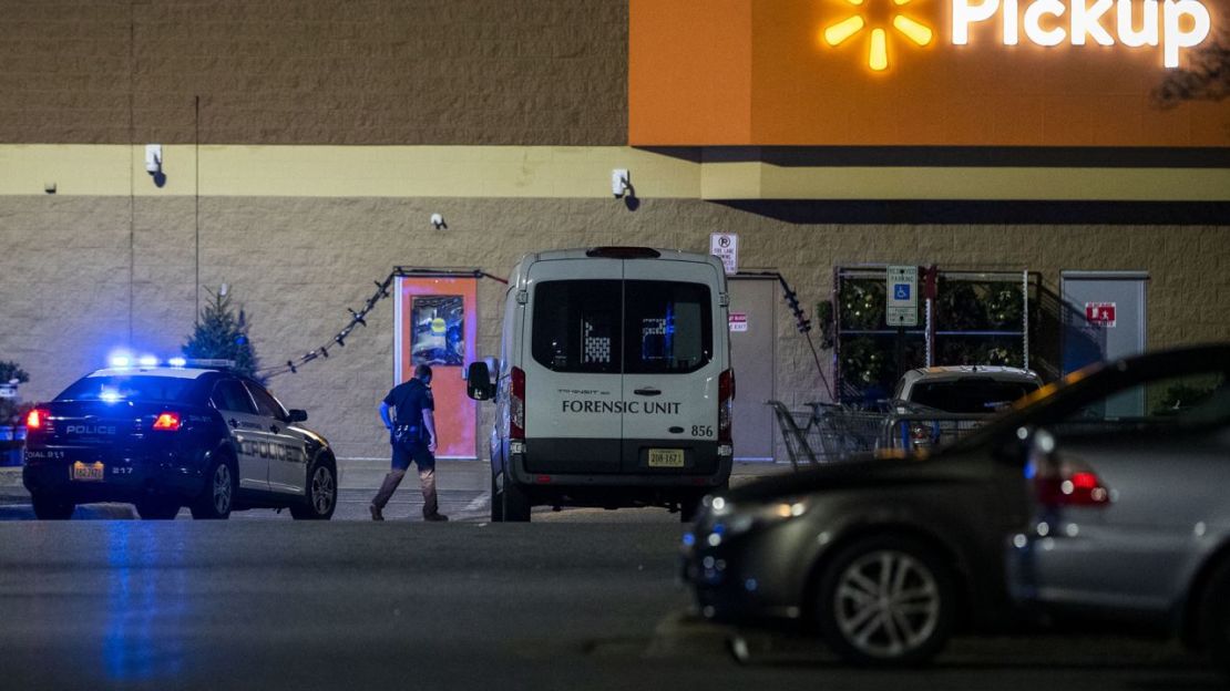 Una unidad forense responde a la escena en Walmart la madrugada del miércoles.