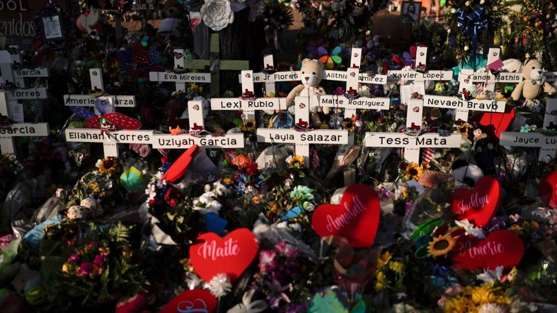 Las flores se apilan alrededor de las cruces en recuerdo de los asesinados en la Escuela Primaria Robb en Uvalde, Texas.