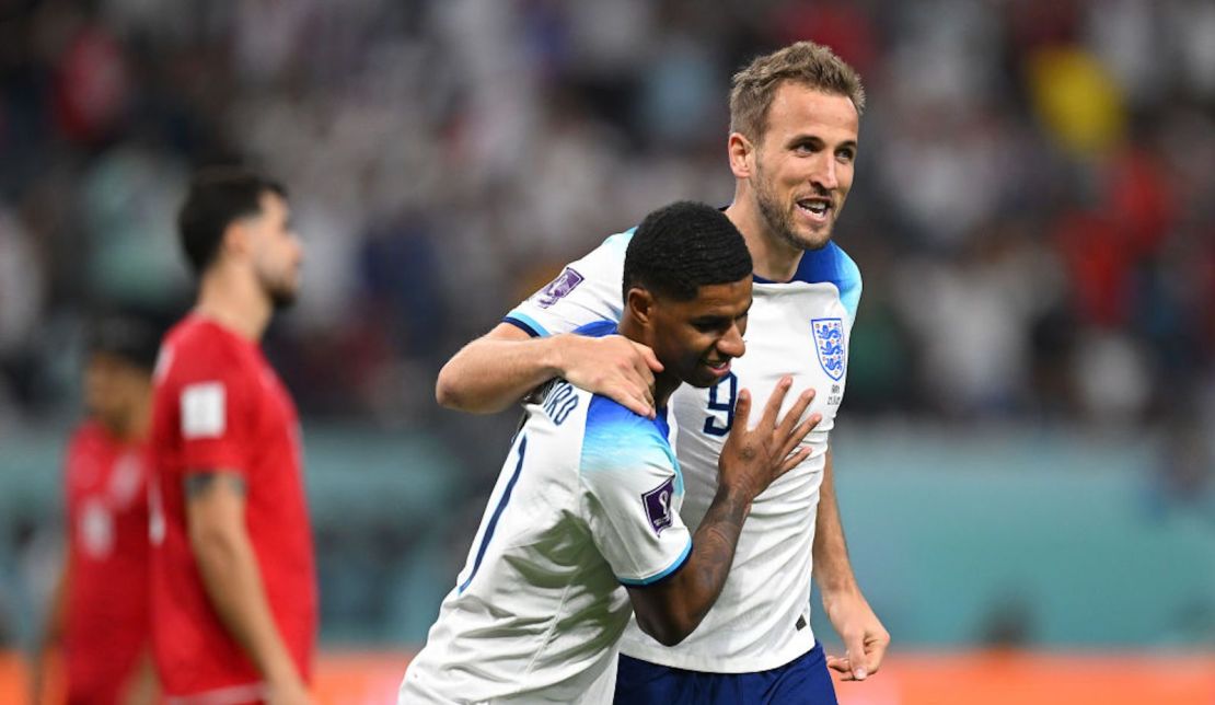 Marcus Rashford de Inglaterra celebra con Harry Kane después de anotar el quinto gol de su equipo durante el partido del Grupo B de la Copa Mundial de la FIFA Qatar 2022 entre Inglaterra y IR Irán en el Estadio Internacional Khalifa el 21 de noviembre de 2022 en Doha, Qatar.